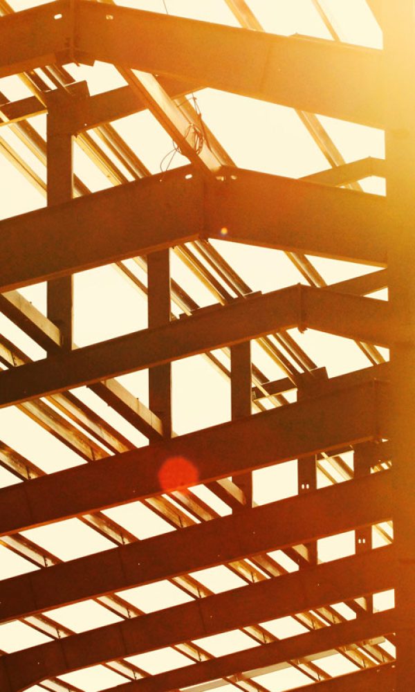 Estrutura metálica de prédio em construção