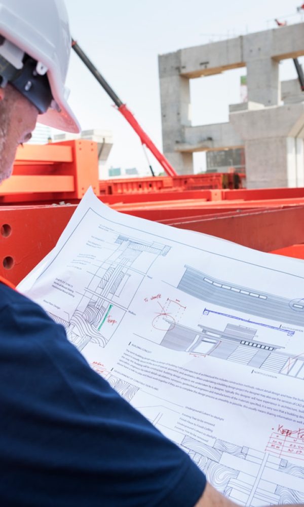 Engenheiro da LSO Group com planta baixa