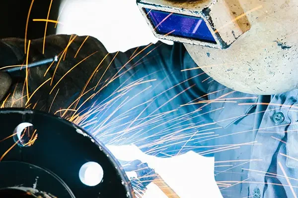 Colaborador da LSO Group soldando equipamento